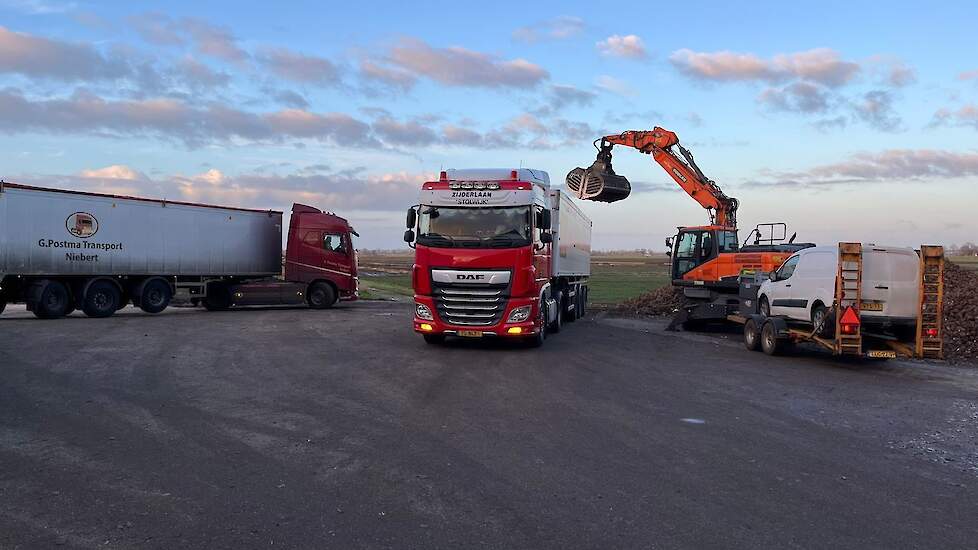 De bieten werden geladen met zogenoemde retourtransporten: De bieten worden geladen en naar de fabriek in Groningen vervoerd, waarna de wagens gevuld met bietenpulp weer de boer op gaan.