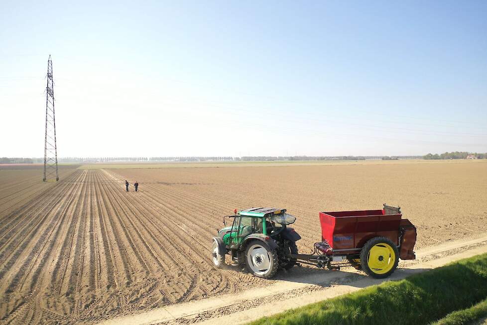 Lemac mini breedstrooier. Hier nog in de testfase met een grotere trekker dan de 85 pk John Deere waar Rikken mee strooit.