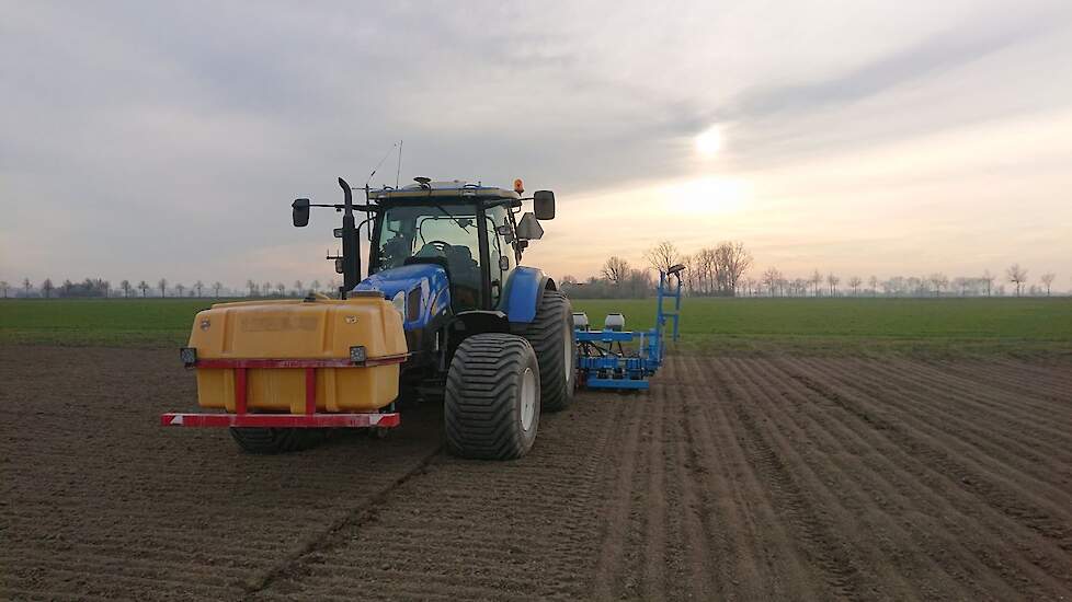 Haartsen rijdt op zogenoemde grasbanden van 85 cm breed, met Trelleborg-profiel. Deze drukken minder in de grond, het land blijft hierdoor mooi vlak.