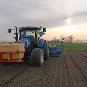 Haartsen rijdt op zogenoemde grasbanden van 85 cm breed, met Trelleborg-profiel. Deze drukken minder in de grond, het land blijft hierdoor mooi vlak.