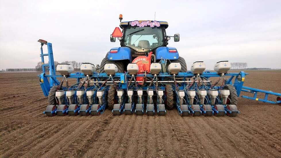 De machine zaait drie bedden van 1,50 meter breed, vijf rijtjes per bed. Tijdens het zaaien wordt granulaat toegevoegd tegen de uienvlieg. Ook geeft Haartsen een startmeststof mee voor een goede opkomst. Hij gebruikt een scherpe zaaikouter.