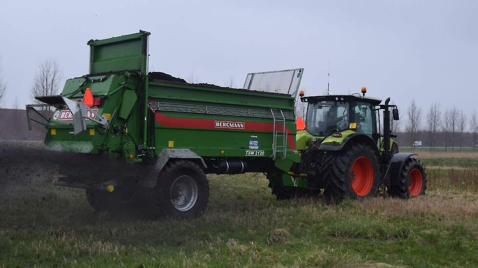 Wouter Klaasse Bos reed een lichtere combinatie: met een totaalgewicht van 12,5 ton. De Bergmann weegt 5,5 ton met 5 ton druk op de as. De afdruk van de banden met lage druk is 0,9 x 0,75 meter. Klaasse Bos heeft deze lichtgewicht strooier aangeschaft om