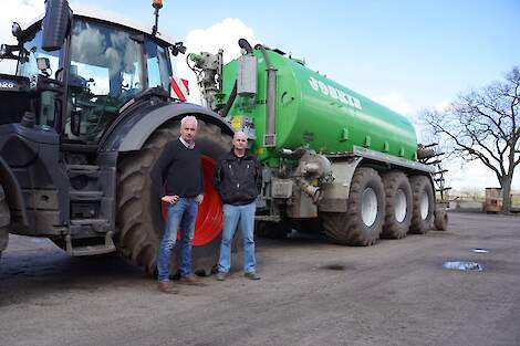 Geert van Duuren (rechts) is bedrijfsleider op het akkerbouwbedrijf van landgoed Princepeel in Wilbertoord (N-Br.). Op 540 hectare lichte zandgrond worden consumptie-aardappelen, suikerbieten, CCM, erwten, prei, lelies, tulpen, waspeen en asperge- en fram