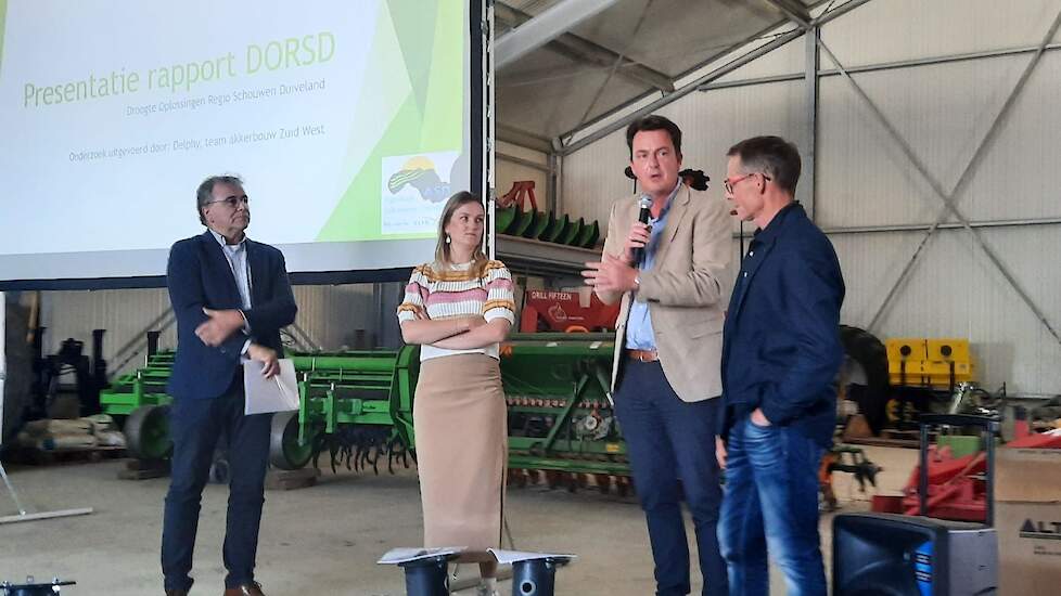 Vlnr Wim van Gorzel (waterschap Scheldestromen), Paula Schot (wethouder gemeente Schouwen-Duiveland), Paul de Beer (Zuidwestelijke Delta) en Pieter de Ruiter (voorzitter Agrarisch Schouwen Duiveland) bij de aanbieding van het rapport.