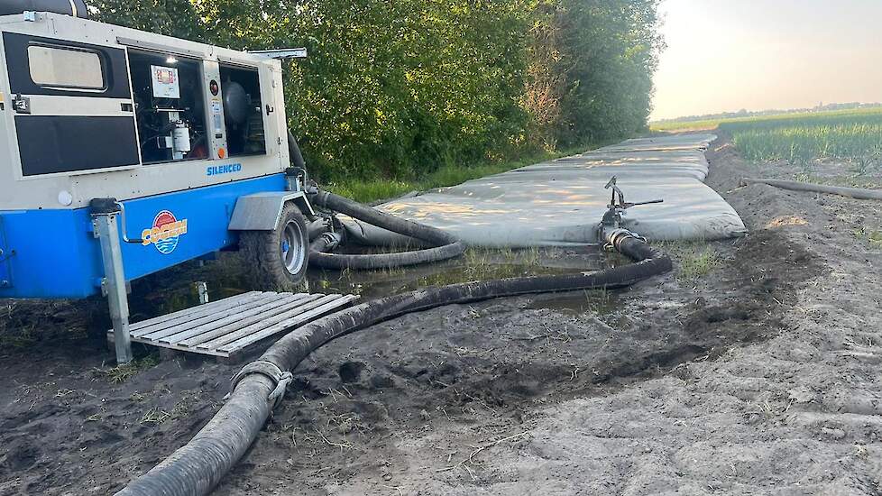 Het zoete water wordt op het land in mestzakken gepompt.