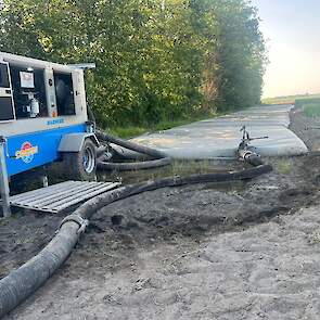 Het zoete water wordt op het land in mestzakken gepompt.