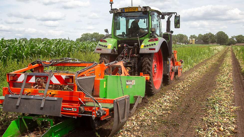 Hij rooit met een uienrooicombinatie van Holaras. De machine rooit per werkgang één bed van 1,50 meter breed.