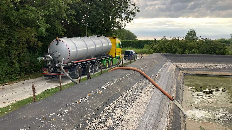 De vrachtwagens hebben het water overgepompt in het bassin van de Rusthoeve.