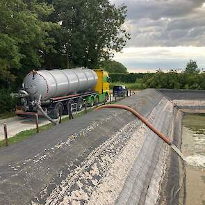 De vrachtwagens hebben het water overgepompt in het bassin van de Rusthoeve.