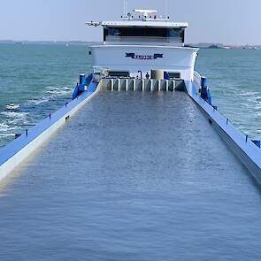 Het binnenvaartschip heeft water geladen in het Hollands Diep en dit vervolgens overgepompt in vrachtwagens in een haventje in de nabijheid van Colijnsplaat. Het gaat in totaal om 700 kuub. Water uit het Zoommeer halen is niet echt meer een goede optie, z