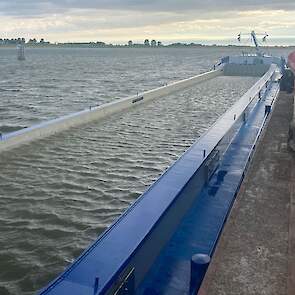 Of de aanvoer van water per schip ook voor akkerbouwers interessant is? „Met de huidige prijzen misschien wel. Plantuien gaan voor 40 cent, aardappelen van de oude oogst doen 60 cent. De nieuwe oogst zou ook maar zo duur kunnen worden. Als je de gok durft