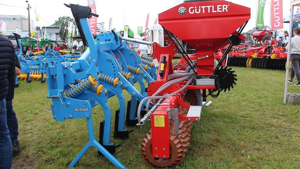 Duitsland en Frankrijk matchen niet altijd even goed. Dat het ook anders kan is te zien op de stand van de Waalse vertegenwoordiger van Güttler de Güttler-Matador wals met zaaiapparaat combineert met een woeler van het Franse Actisol. Volgens de Nederland