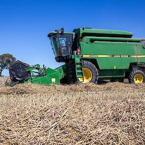 De familie Waiboer heeft samen met een akkerbouwer uit de buurt een combine, een John Deere 2054. „Een investering in een machine die maar vier dagen in een jaar werkt, kun je maar beter samen doen, zodat de kosten gedeeld kunnen worden.” Jaap Jan Waiboer