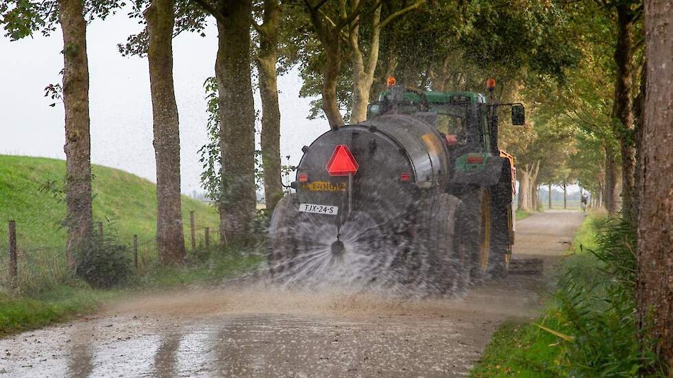 De grond was niet erg nat, toch kwam er veel modder op de weg. De maatschap zorgt er gedurende de hele dag voor dat de weg, voor zover mogelijk, schoon werd gemaakt.