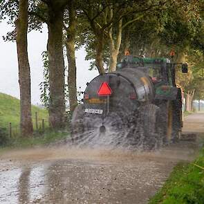 De grond was niet erg nat, toch kwam er veel modder op de weg. De maatschap zorgt er gedurende de hele dag voor dat de weg, voor zover mogelijk, schoon werd gemaakt.