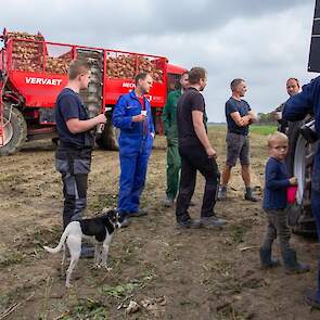 Samen rooien is ook samen koffie drinken op het land, met onder andere stagiair Julian Martini, Rolf Selwin, Jarno Rozema, collega Jan Tolboom, Rik Hansma (Mechielsen) en de familie Rozema.