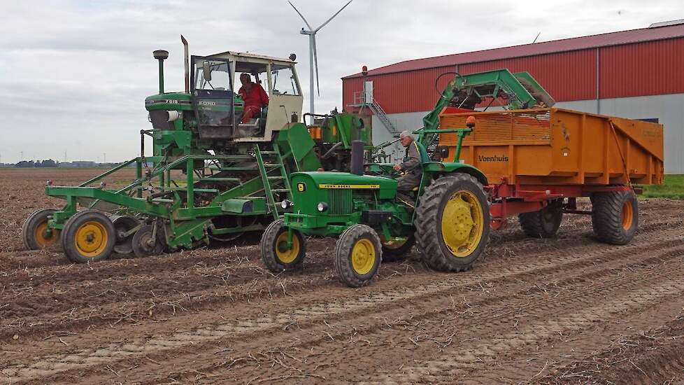 Van der Marel werkt graag met de Krakei. „Deze machine heeft een zeefketting in plaats van een mat. Hierdoor wordt de oogst goed gereinigd, de aardappelen komen schoon uit de grond.”