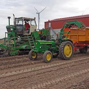 Van der Marel werkt graag met de Krakei. „Deze machine heeft een zeefketting in plaats van een mat. Hierdoor wordt de oogst goed gereinigd, de aardappelen komen schoon uit de grond.”