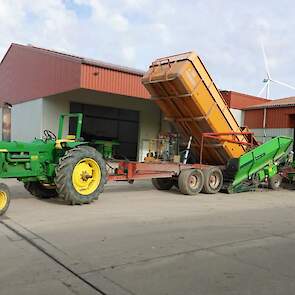 De aardappelen worden ingeschuurd. In de linker schuur, voorzien van mechanische koeling, bewaart de akkerbouwer zijn pootgoed, in de rechter schuur worden de consumptieaardappelen opgeslagen.