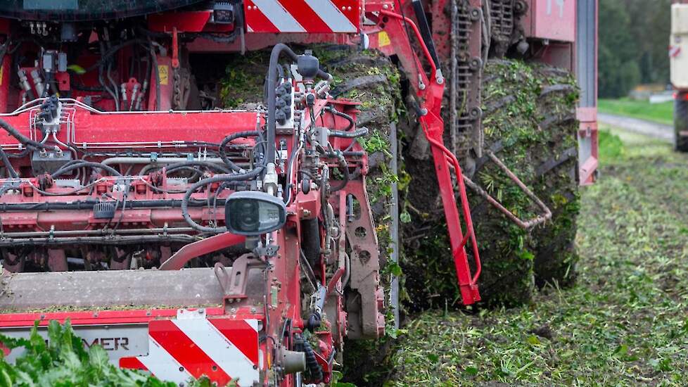 De machine rijdt op zes brede VS-banden. Deze grote banden zijn in dit natte jaar wel een voordeel.