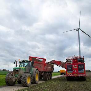 De drieassige Holmer T4.40 heeft een bunker met een capaciteit van 30 ton, maar om de grond niet te veel te belasten, wordt de bunker niet afgevuld. „Normaal rijden we een rondje, dus heen en terug. Nu pakken we maar één gang”, zegt planner Jan Hoekstra v