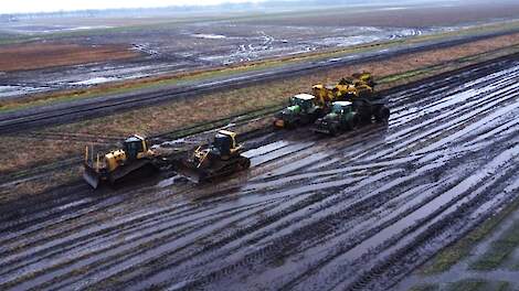 Video: Met bulldozers aardappeloogst redden in Emmer-Compascuum