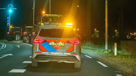 Politie grijpt in bij boerenprotesten in Gelderland en Overijssel, onder meer asbest in brand