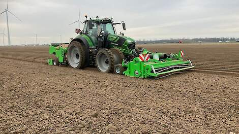 Fotoserie: Vroege aardappelen gaan vlot de grond in bij Dronten