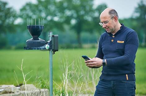 Akkerbouwer Werner bij het weerstation met de app.