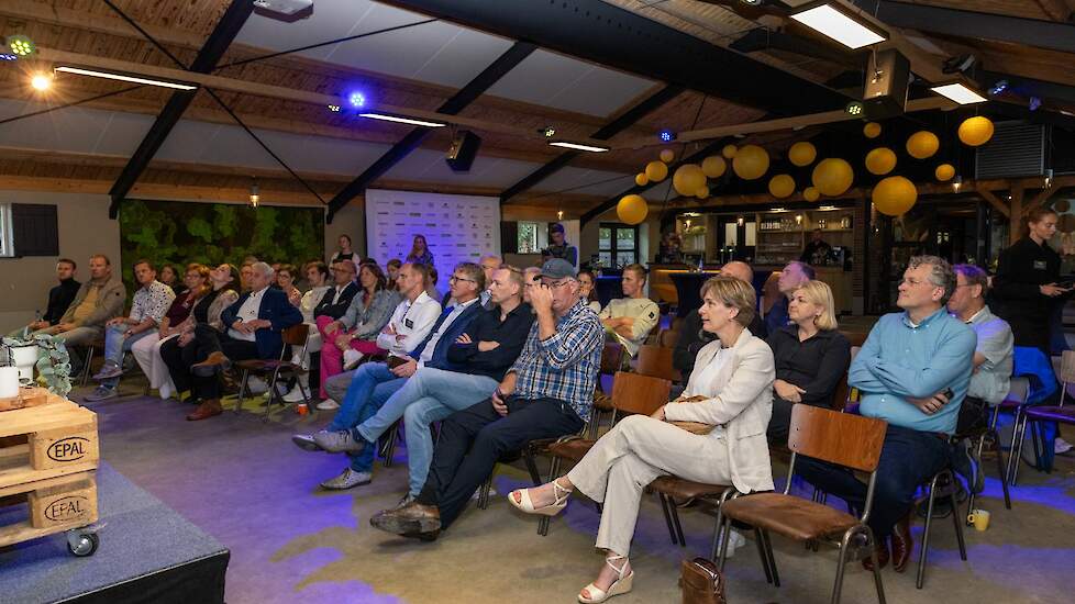 De zaal in volle spanning naar de winnaar en publieksprijs van Het Sterkste Erf 2024.