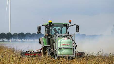 Fotoserie: Aardappeloogst van start, loofbranden in Dronten