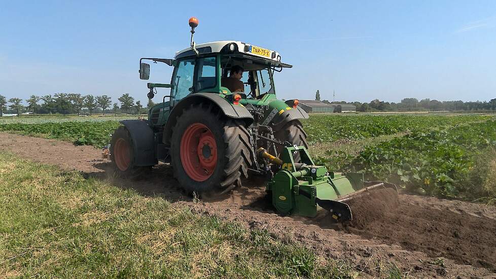 Eerst wordt een strook grond gefreesd. „De grond lag er netjes bij”, zegt Van Rozen. „Ik heb er nog wel even met de hand doorheen gewoeld. Dit om te kijken of de ritnaalden op verschillende hoogten ook nog goed te zien zijn op de foto’s.”