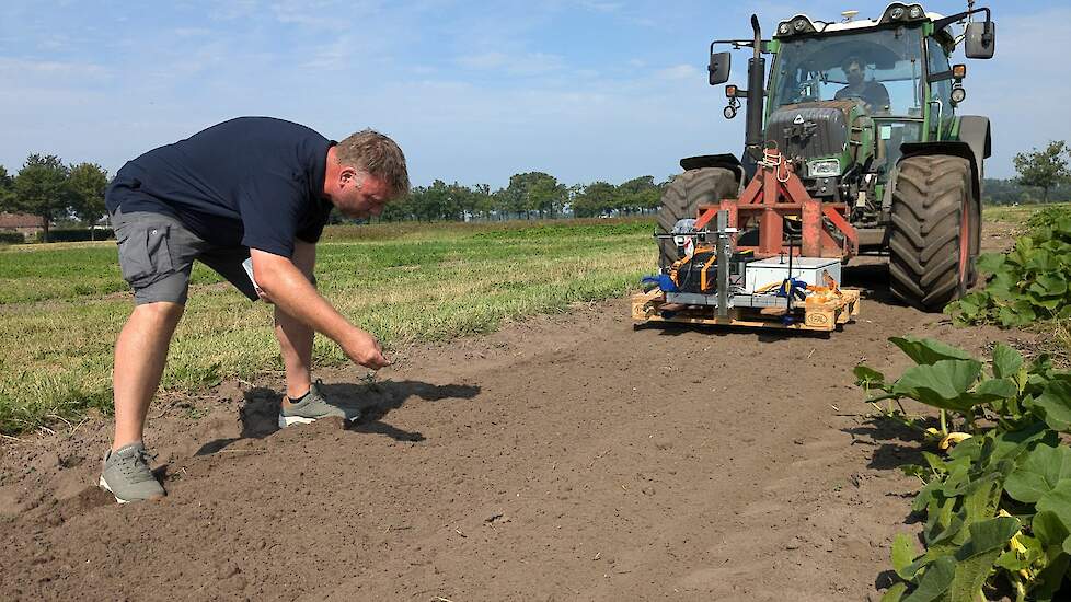 De Fendt 211 Vario waarop de camera is gemonteerd, rijdt met drie verschillende snelheden: 2,4 en 6 kilometer per uur. De vraag is: verschilt de kwaliteit van de beelden per snelheid? „In eerdere proeven is camerawerk verricht rond de 2 kilometer per uur.