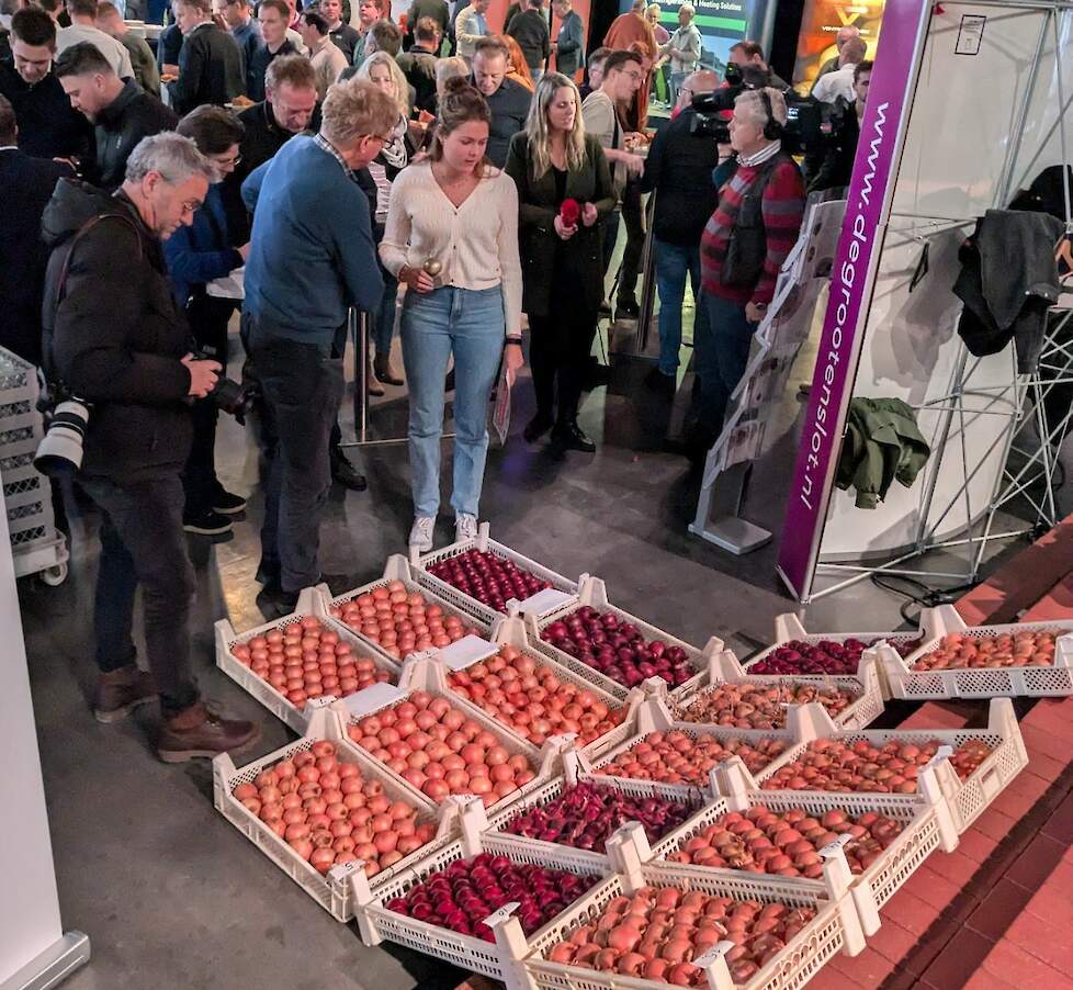 Maud Verweel (in het midden) geeft uitleg op vragen van bezoekers.