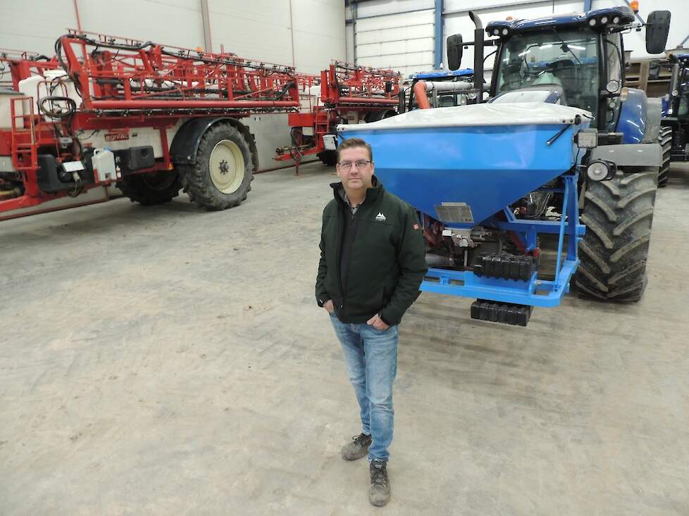 akkerbouwer Peter Boer. Op de achtergrond zijn twee identieke Agrifac-spuitmachines.