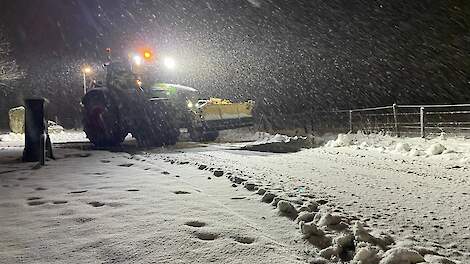 Fotoserie: Boeren en loonwerkers actief met sneeuwruimen