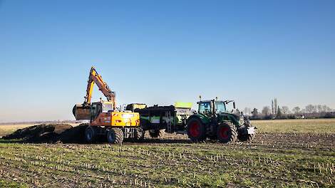 Fotoserie: Compost uitrijden in Hellum met een Fliegl-schotelstrooier