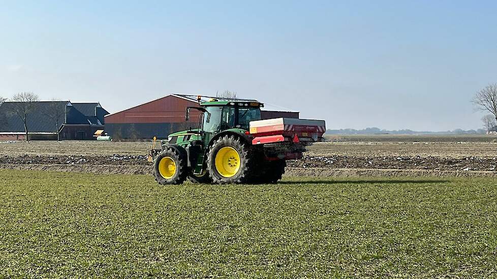 Wintertarwe van het akkerbouwbedrijf van Kor en Peter Berghuis in Kloosterburen werd deze week voorzien van KAS Zwavel. „Zwavel is belangrijk voor de ontwikkeling van eiwit in de plant en bevordert ook de stikstofopname. De wintertarwe staan er goed voor