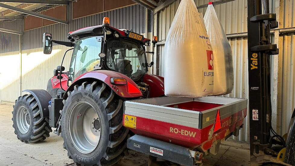 Harry Schreuder van Harrysfarm uit Swifterbant bemestte deze week zijn wintergerst met KAS. „Ik wilde eigenlijk met KAS Zwavel strooien, maar deze kwam net te laat. Het was nu het ideale moment omdat de vorst nog in de grond zit en de weersomstandigheden