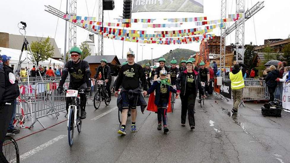 Wandelend en lopend over de finish in Coole kleding. BIG Challenge is de grootste groep binnen Alpe d'HuZes. Op de berg zijn nog veel coole shirts verkocht; de opbrengst gaat 100% naar KWF en het draagt bij aan de promotie van de sector.