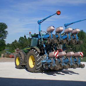 Door extreme regenval in mei waren sommige percelen en perceelsdelen lange tijd te nat om te zaaien. Half juni moet het bedrijf nog steeds enkele tientallen hectares maïs zaaien. 'Ik verwacht dat de zaaimachine bij ons niet voor 30 juni is afgekoppeld', z