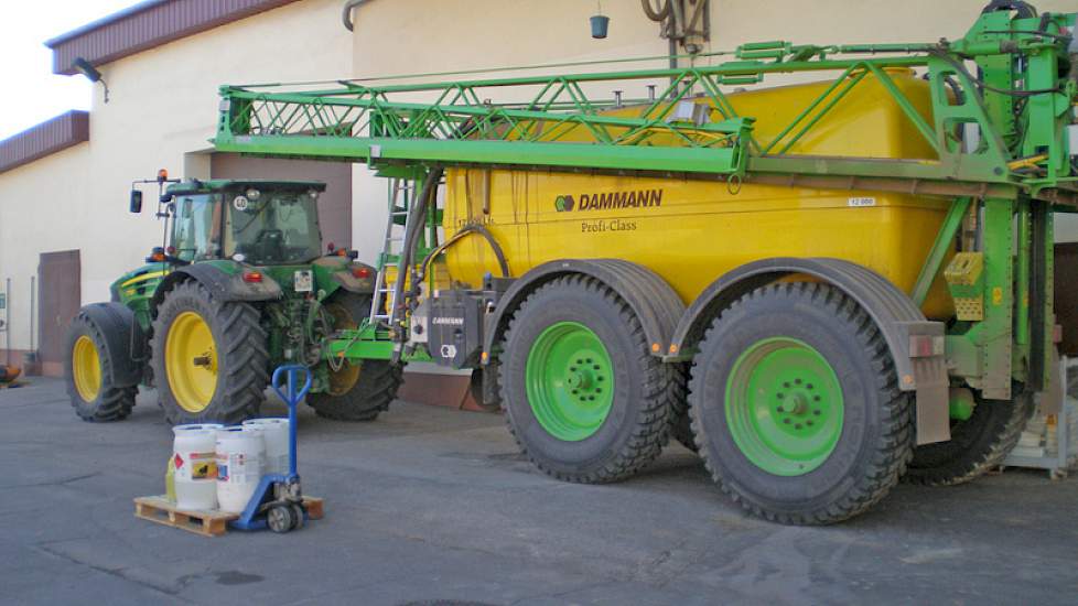 Alle akkerbouwgewassen op het ruim 1.200 hectare grote bedrijf worden met deze getrokken Damman-veldspuit gespoten. De machine is 42 meter breed en beschikt over een tankinhoud van 12.000 liter.