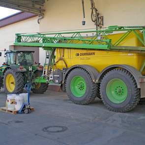 Alle akkerbouwgewassen op het ruim 1.200 hectare grote bedrijf worden met deze getrokken Damman-veldspuit gespoten. De machine is 42 meter breed en beschikt over een tankinhoud van 12.000 liter.