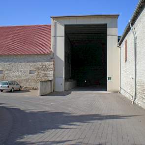 De nieuwe opslagloodsen beschikken over een grote centrale doorrijhal. Die zijn zo hoog gebouwd dat vrachtwagens er binnen kunnen kiepen. Dit is niet alleen handig bij het laden en lossen van aardappelen en graan, maar ook voor de aan- en afvoer van kunst