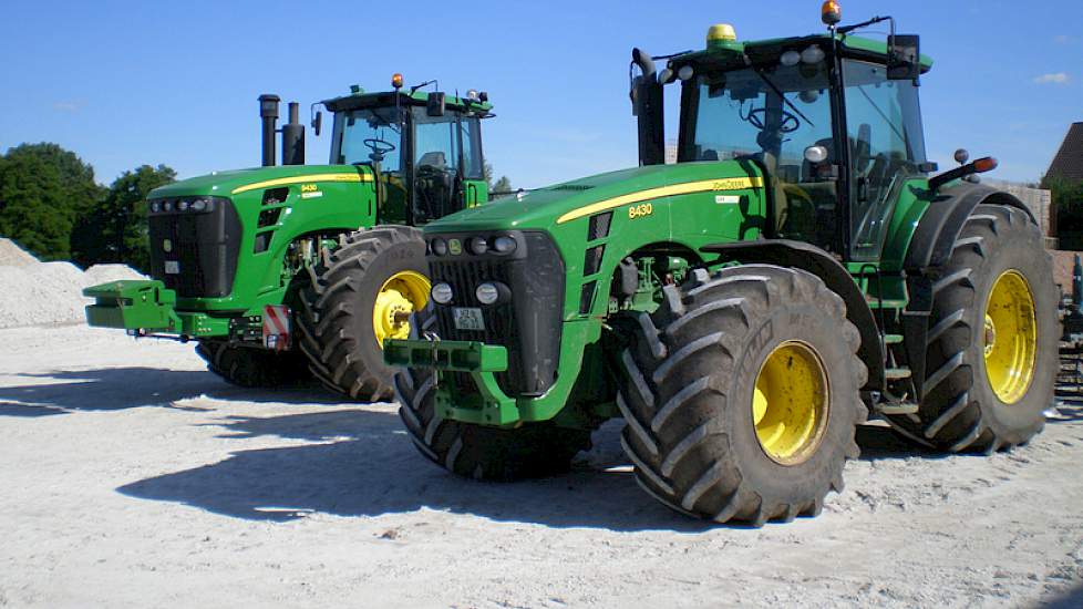 De John Deere 9430 (links) is de grootste trekker op het bedrijf. Deze kolos wordt vooral ingezet bij de grondbewerking in het najaar.