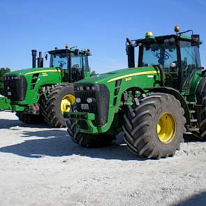 De John Deere 9430 (links) is de grootste trekker op het bedrijf. Deze kolos wordt vooral ingezet bij de grondbewerking in het najaar.