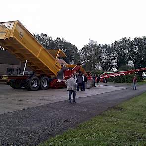 Grimme demonstreerde haar inschuurlijn met een stortbak met hydraulische deuren en een kort tussenbandje, dat ophoping voorkomt.