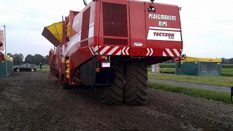 Vier rijen tegelijk rooit de meer dan een half miljoen euro kostende  Tectron machine met een 490 pk Mercedes Benz motor en rupsaandrijving aan de voorzijde.