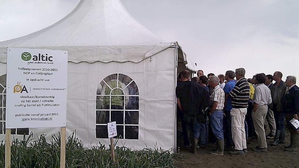 Altic lichtte fosfaatonderzoek toe in een kleine tent. Daaromheen waren allerlei demoveldjes te zien die de verschillen tussen vloeibare meststoffen en korrels in beeld brachten.