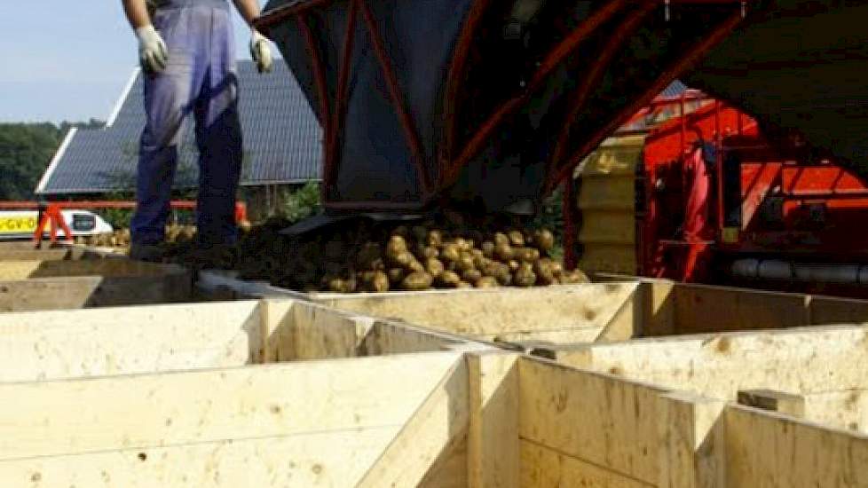 Om bij het vullen van de kisten rooibeschadiging te voorkomen, monteerden de akkerbouwers een afsluitbare rubberen trechter aan de afvoerband van de rooier.